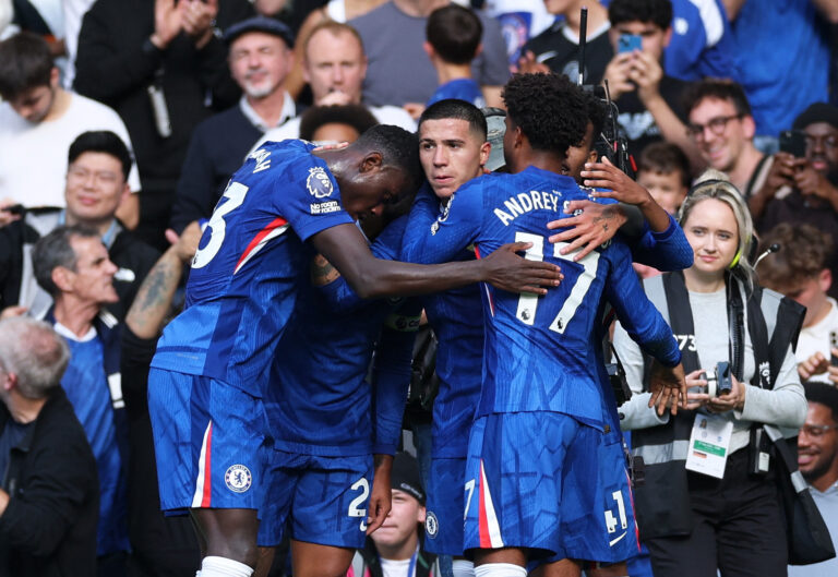 Upplagt för en målrik match på Stamford Bridge