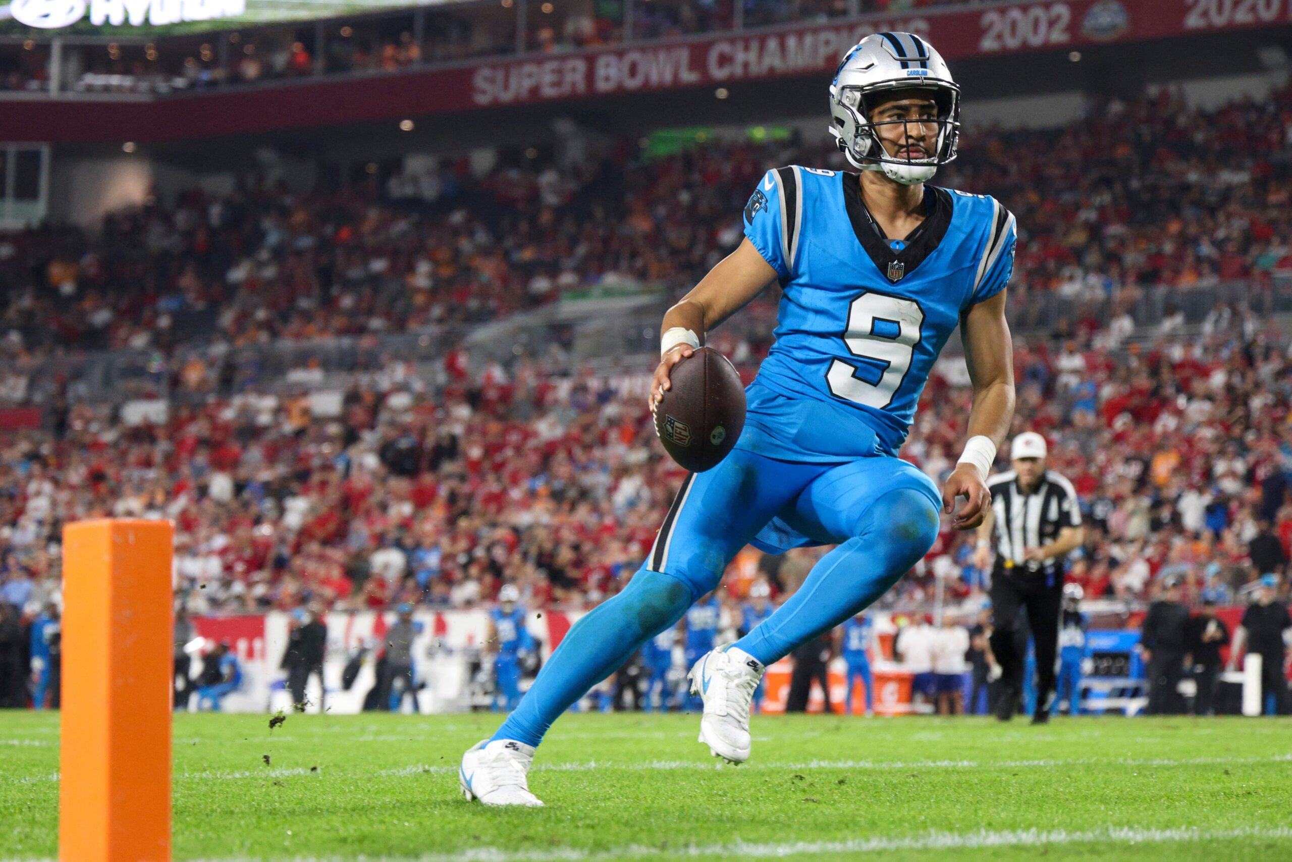 Carolina Oanthers Bryce Young med bollen i ena handen