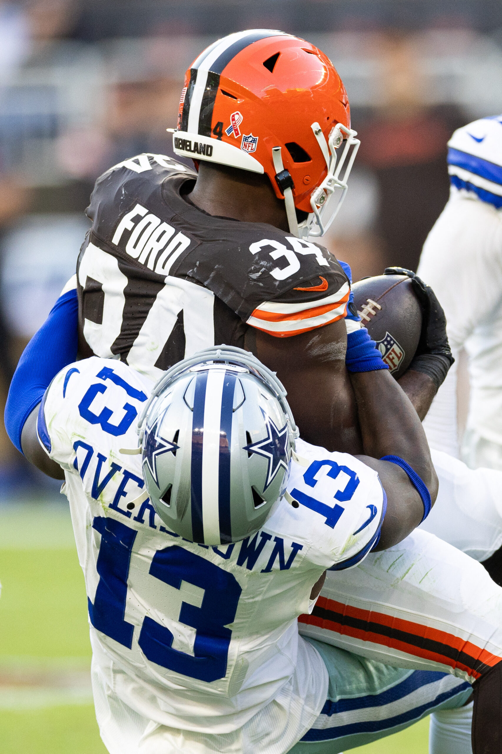 Demarvion Overshown tacklar en motståndare