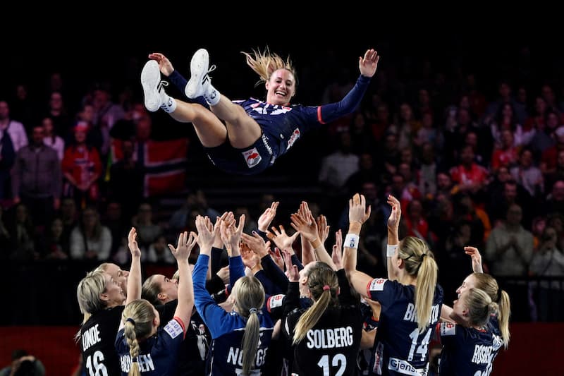 norge damer i handboll firar em guld 2024