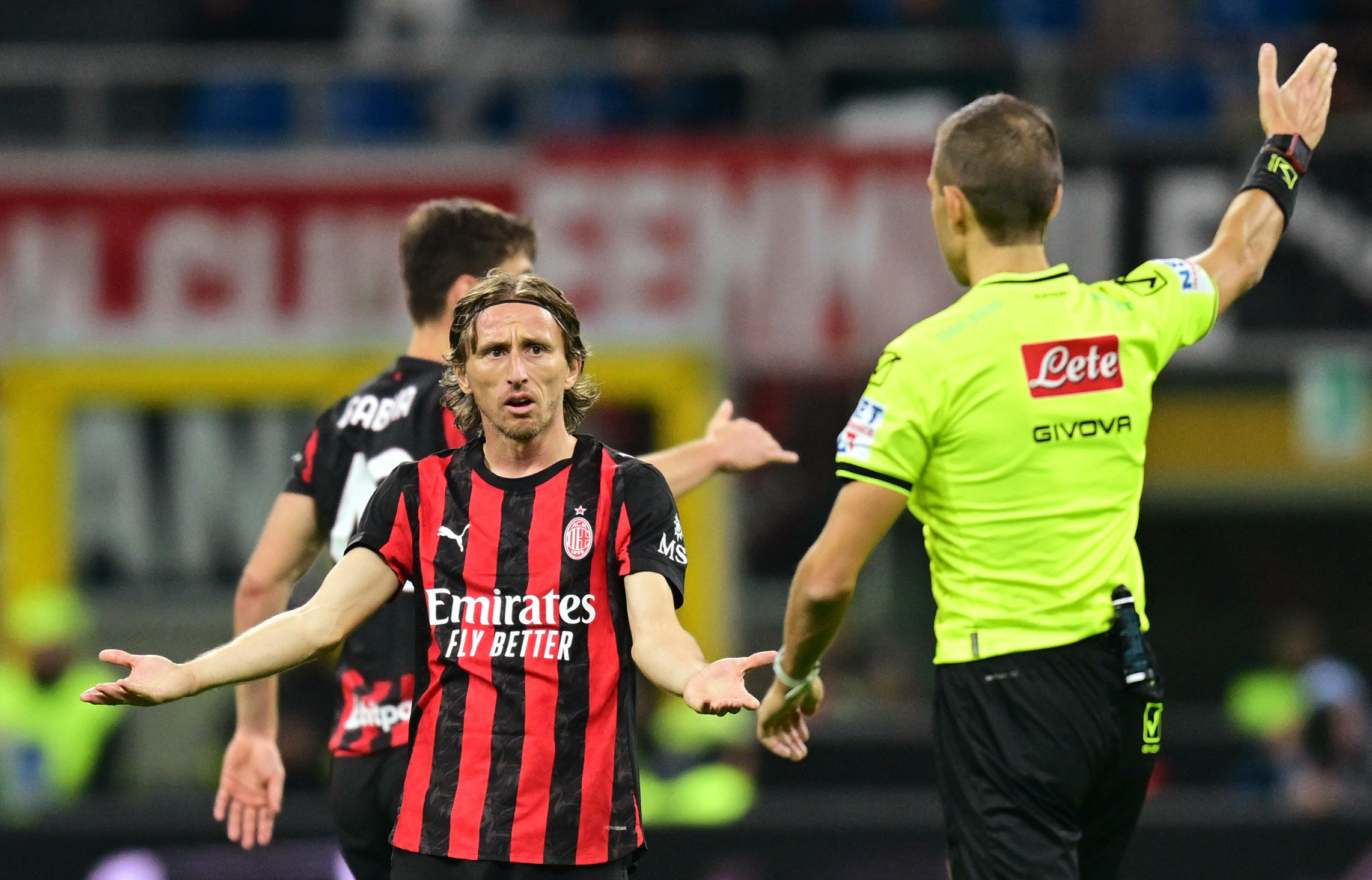 Milans Luka Modric missnöjd med ett domslut