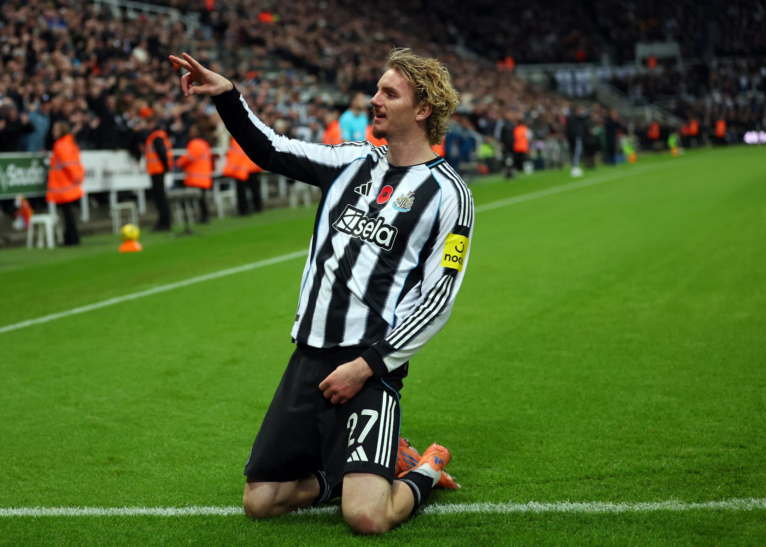 Newcastles Nick Woltemade firar ett mål