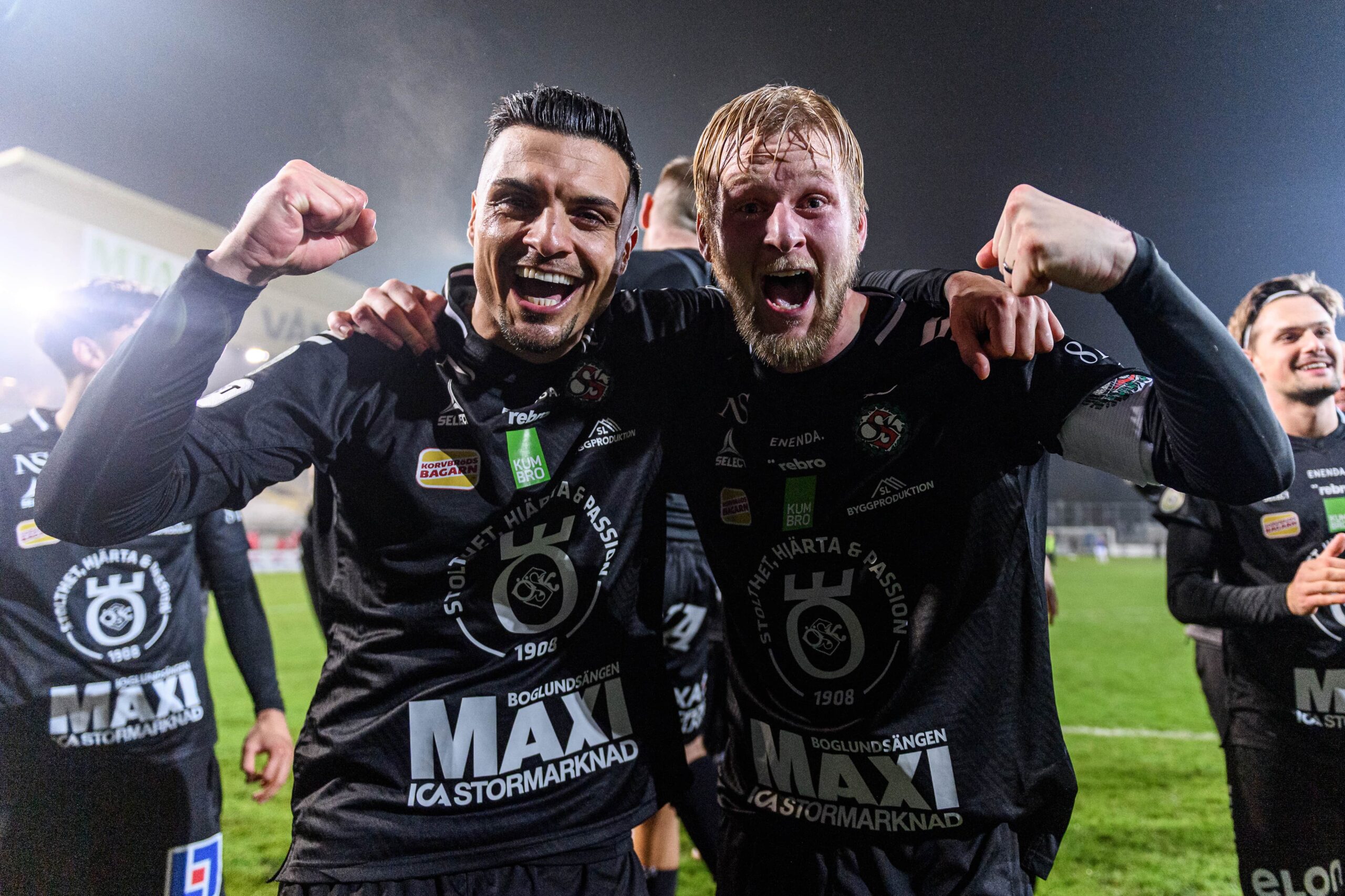 ahmed yasin och kalle holmberg från ösk firar att de säkra kval till superettan