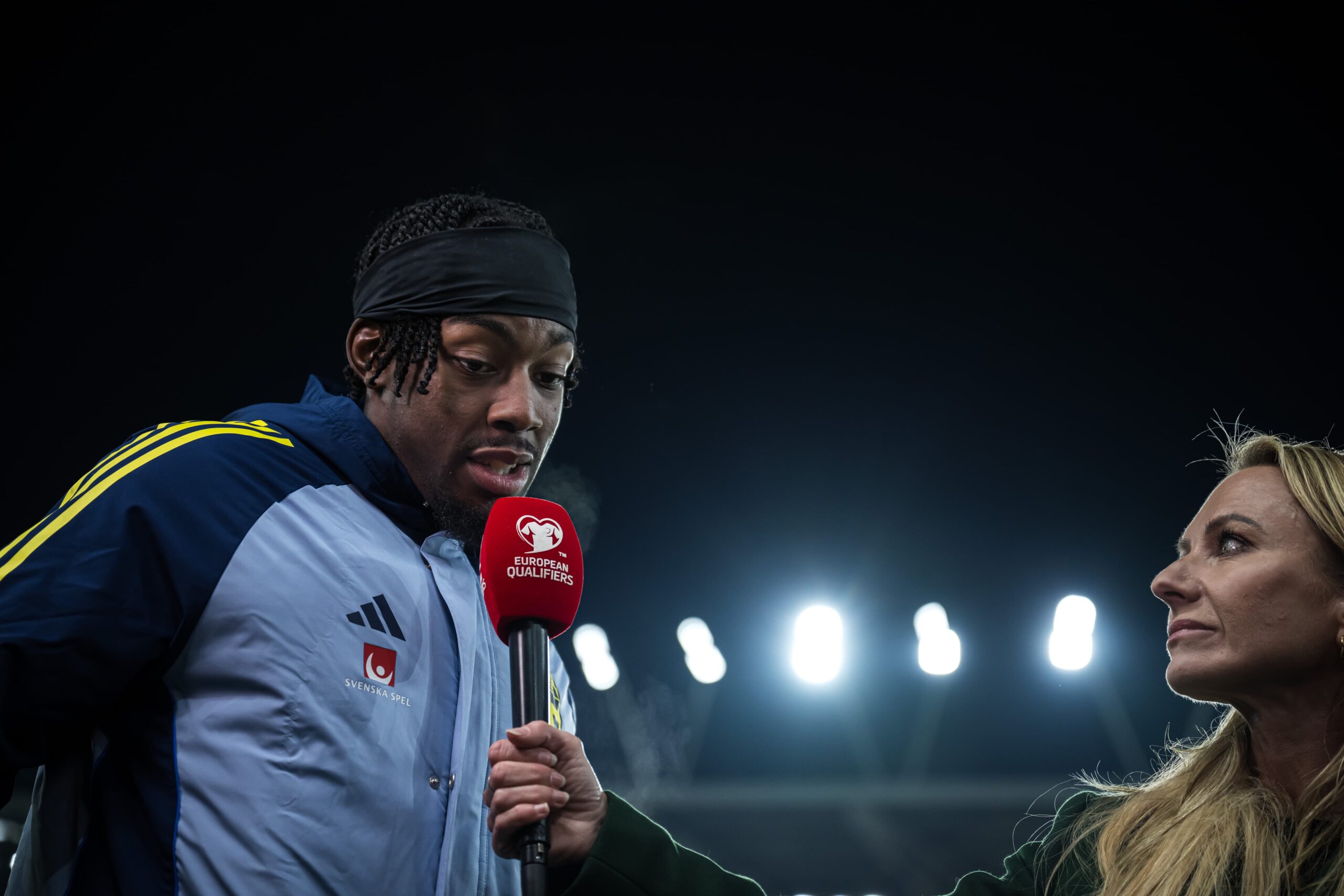 en missnöjd elanga intervjuas