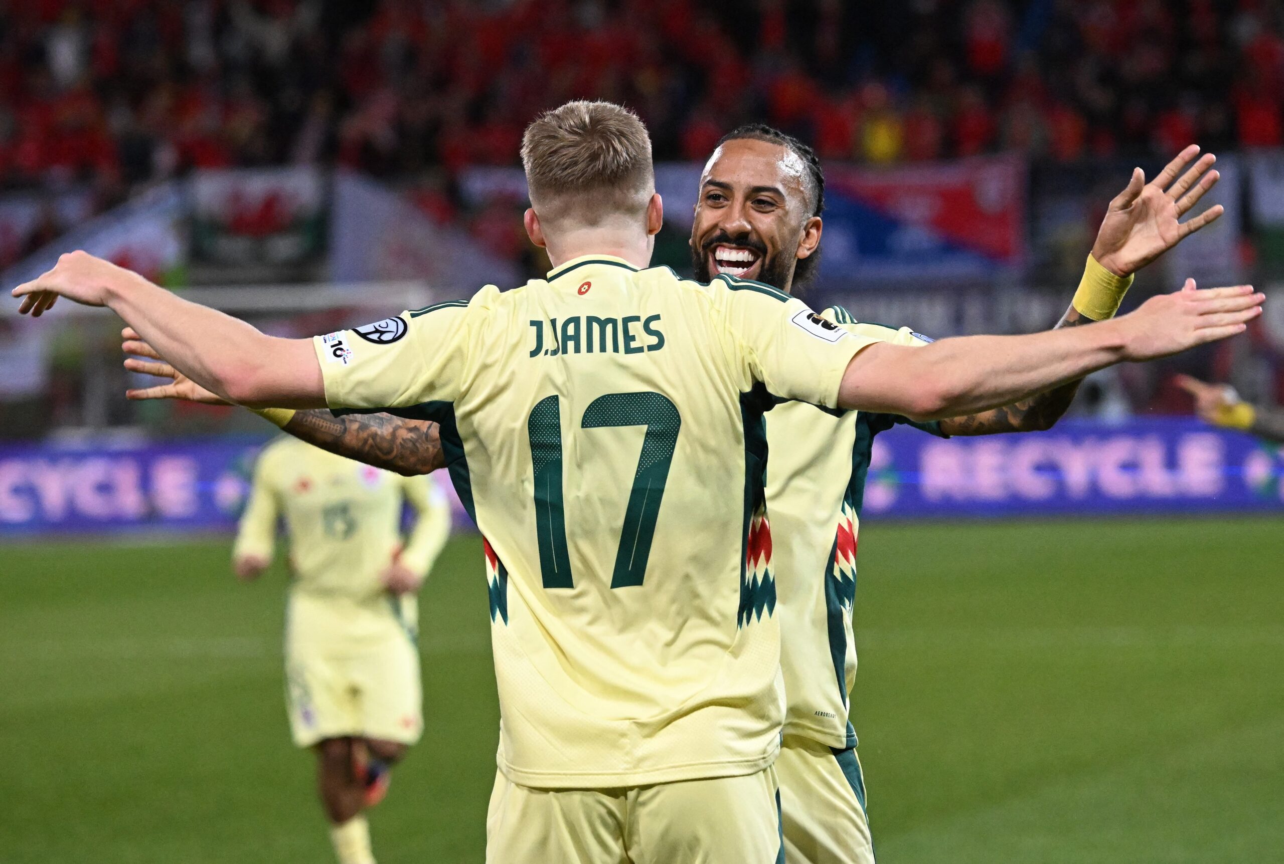 två walesspelare firar ett mål