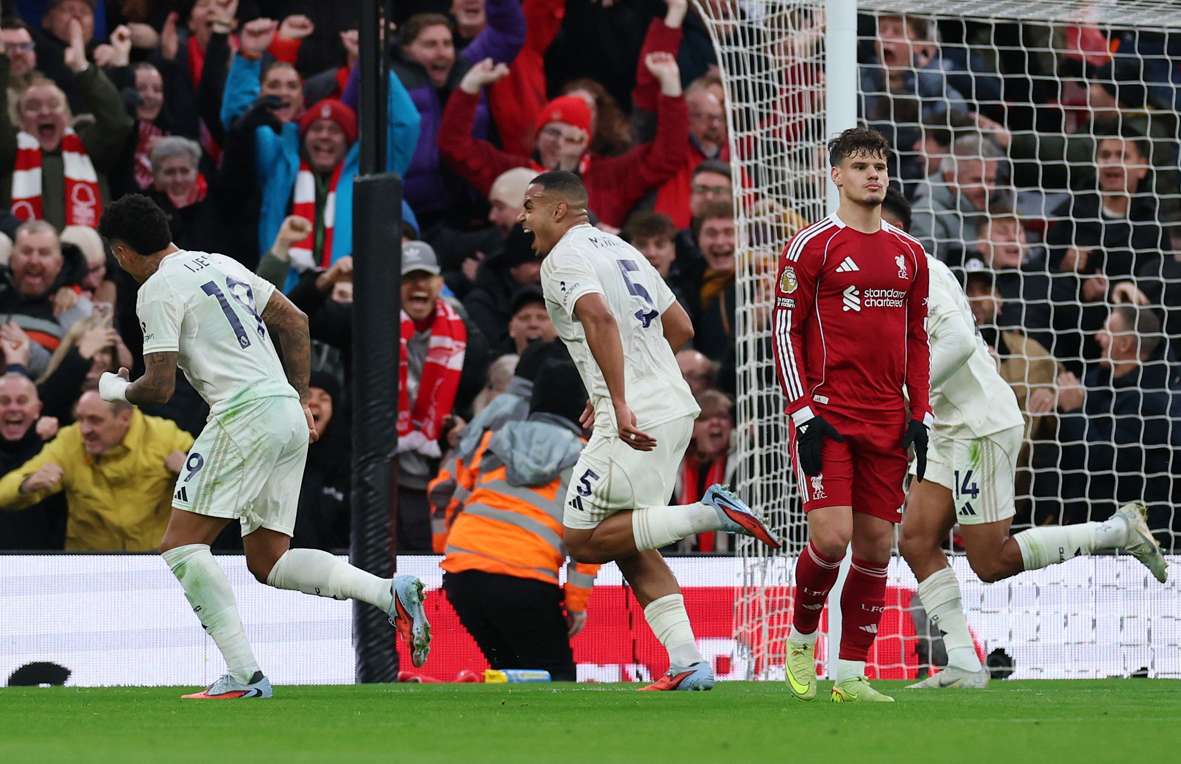 nottingham spelare jublar efter att ha gjort mål