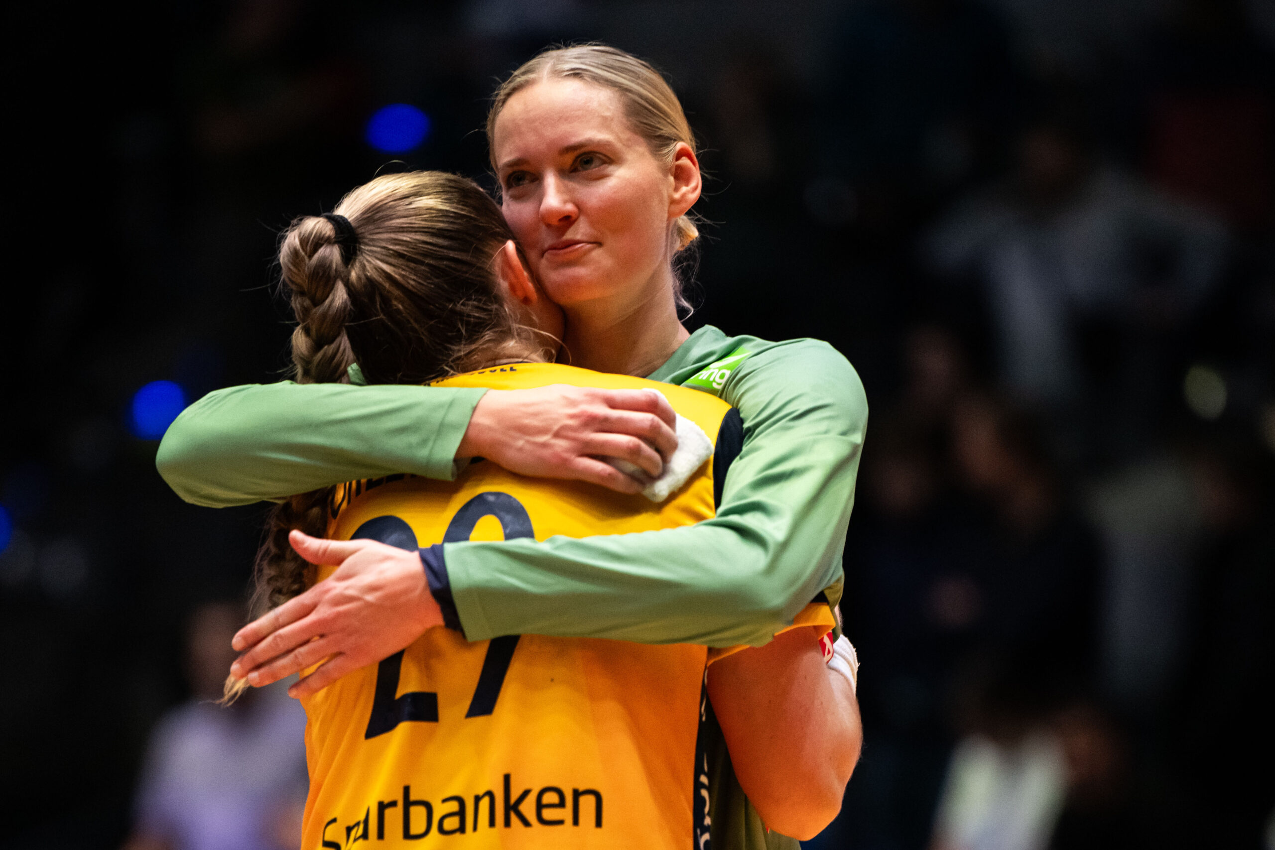 sveriges målvakt kramar om en spelare