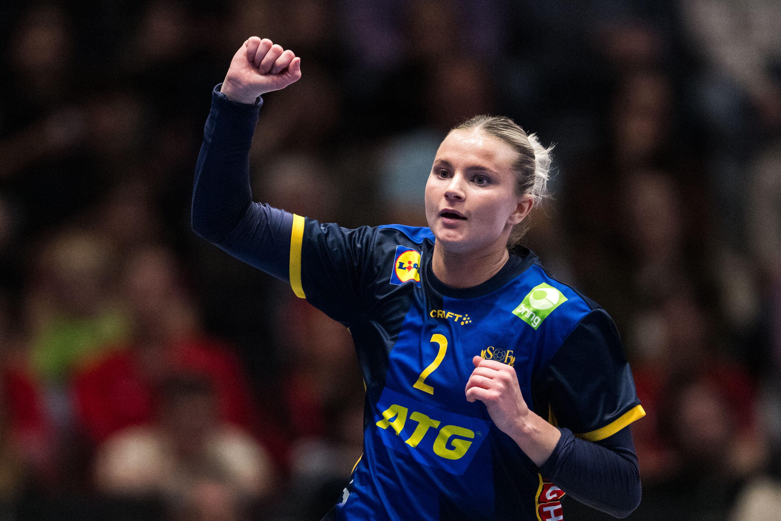 Clara Lerby knyter näven