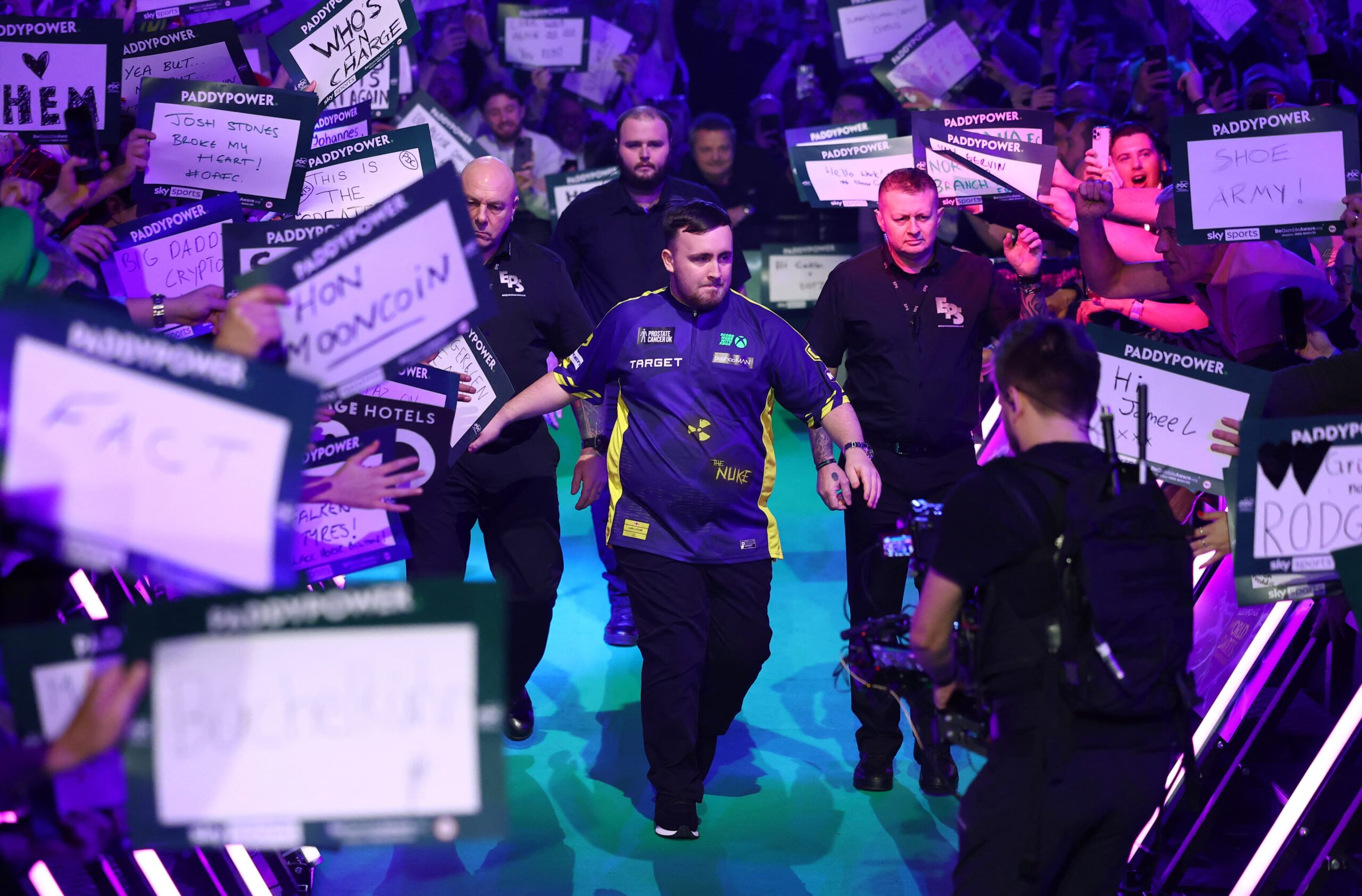 Luke littler marscherar in