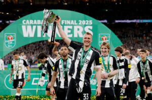 Dan Burn med efl cup pokalen 2025