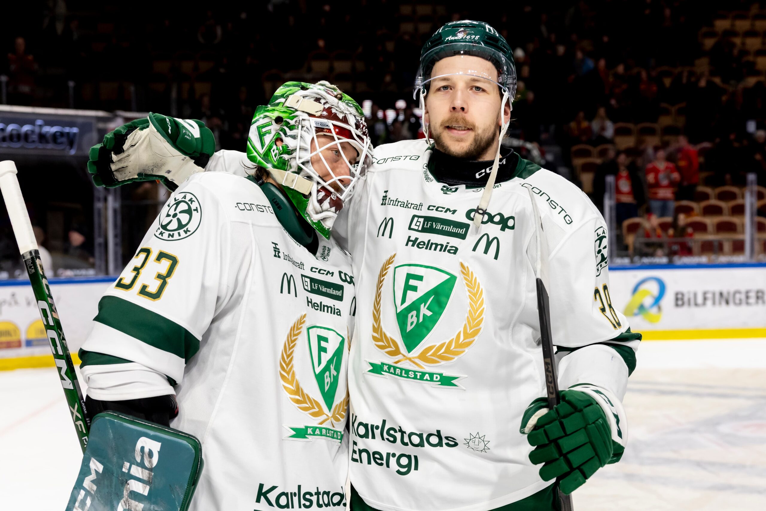 Färjestads emil alba och målvakten emil larmi kramar om varandra