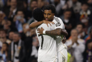 rodrygo och vinicius kramar om varandra