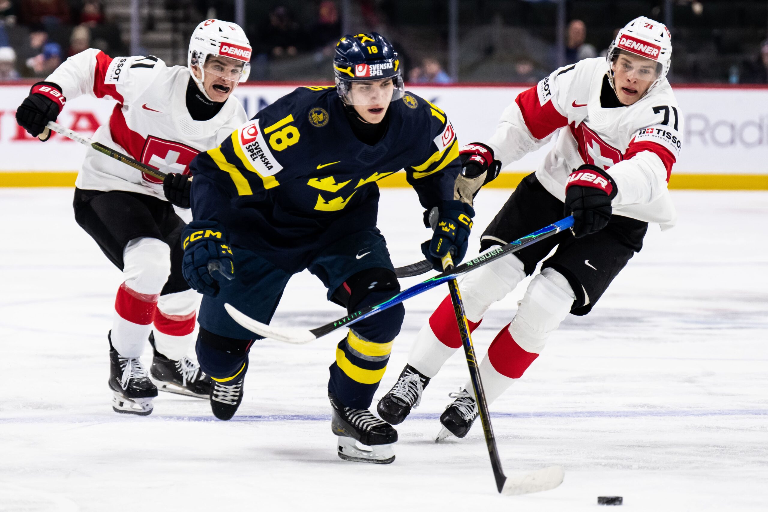 svensk spelare jagas av två schweizare