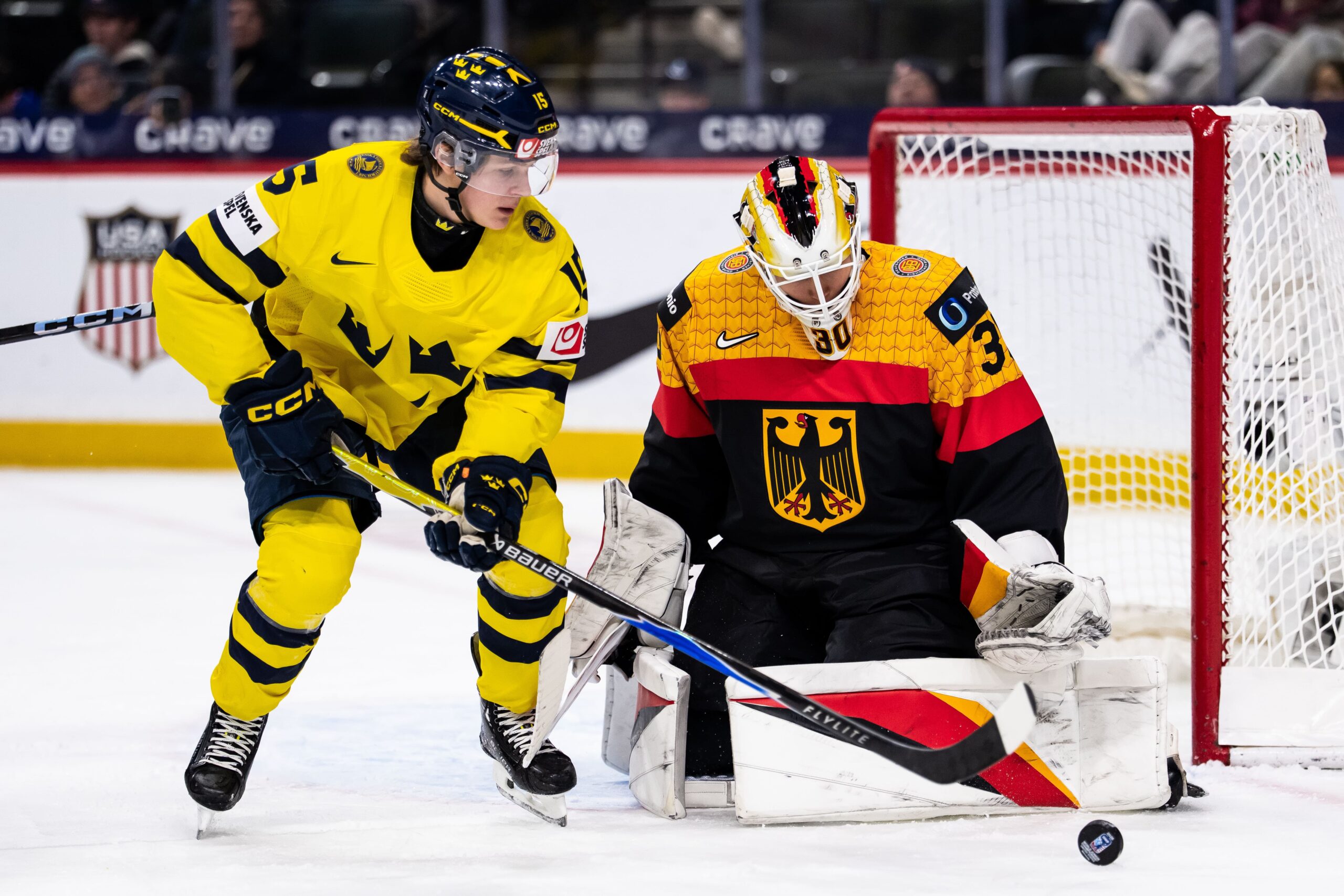 sverige försöker göra mål på tysklands målvakt