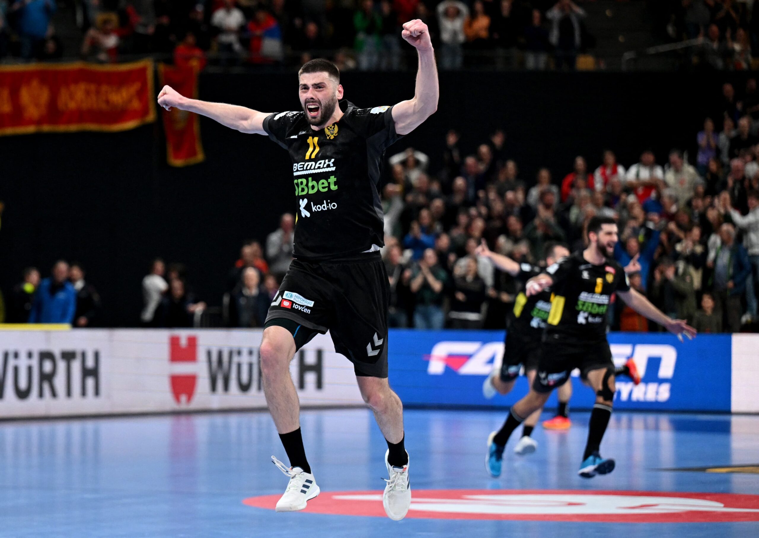 serbisk spelare firar på plan