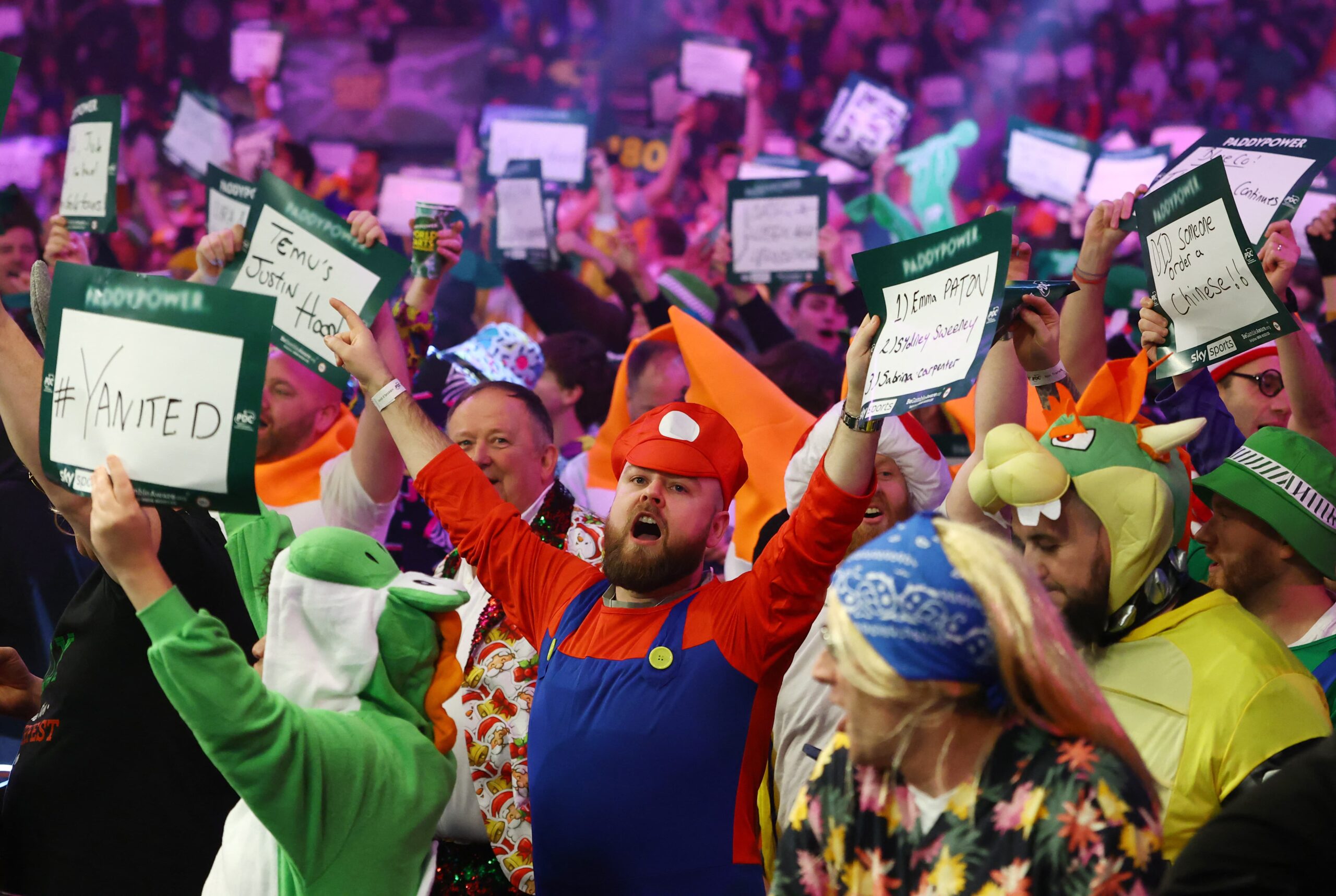 utklädd publik på dart