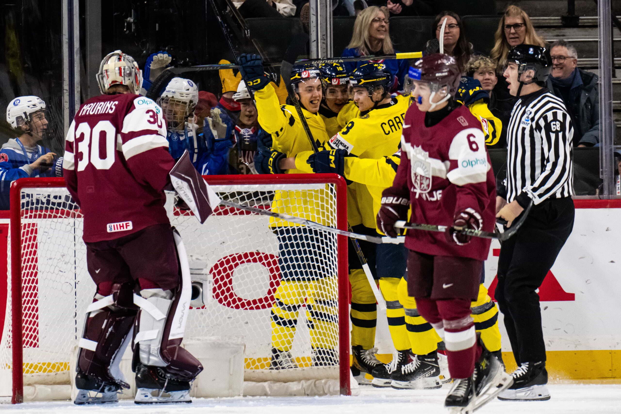 sverige firar mål bakom lettlands målvakt