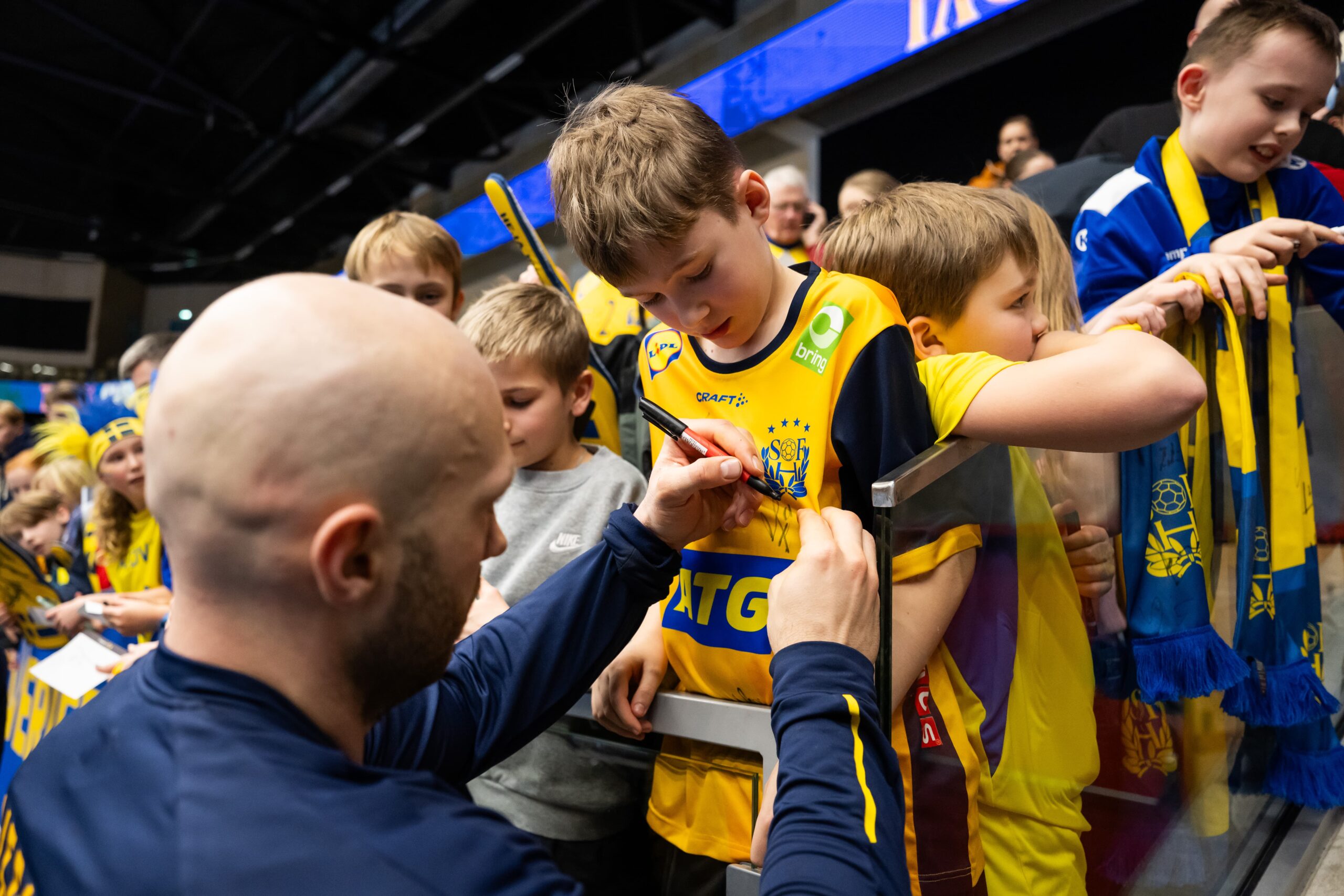 oscar bergendahl signerar en tröja