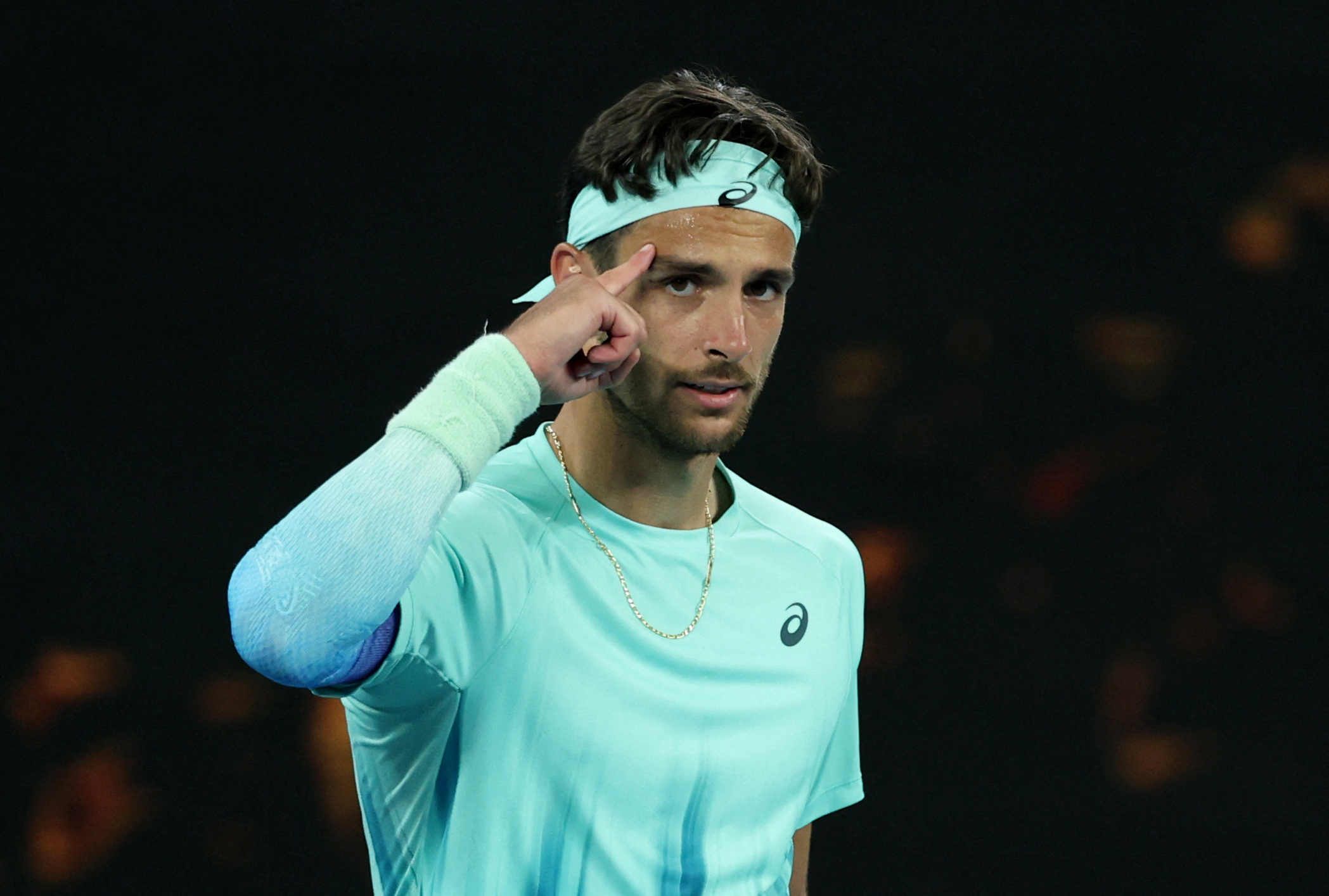 lonrezo musseti pekar på pannan efter en vinst