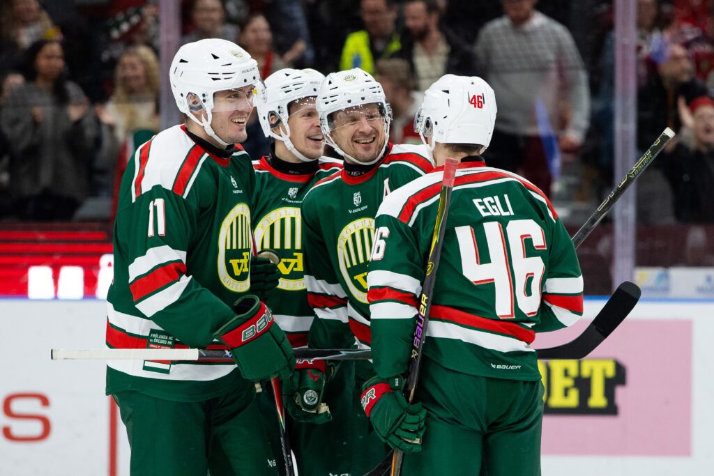 frölunda spelarna kramar om varandra på isen efter mål