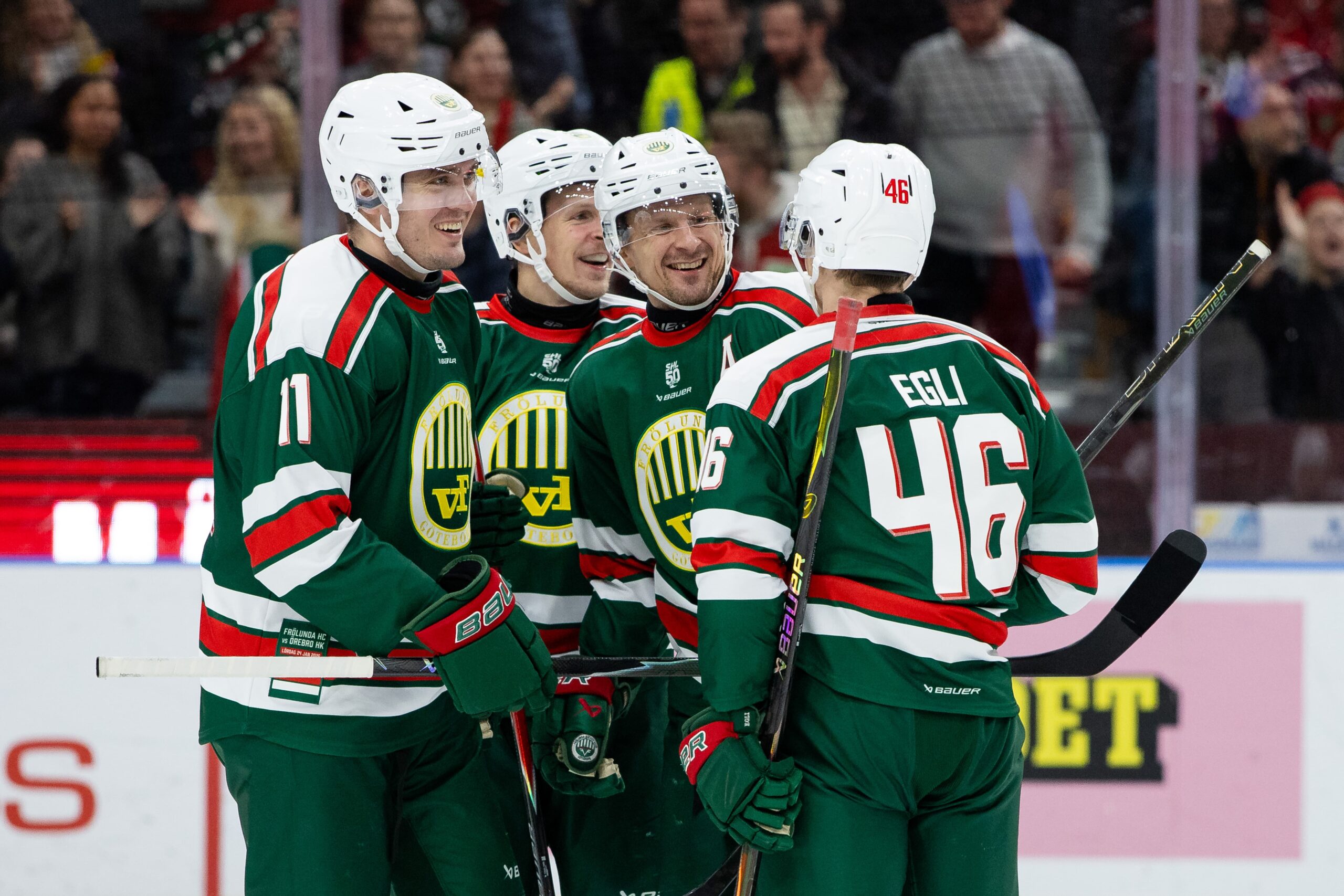 frölunda spelarna kramar om varandra på isen efter mål