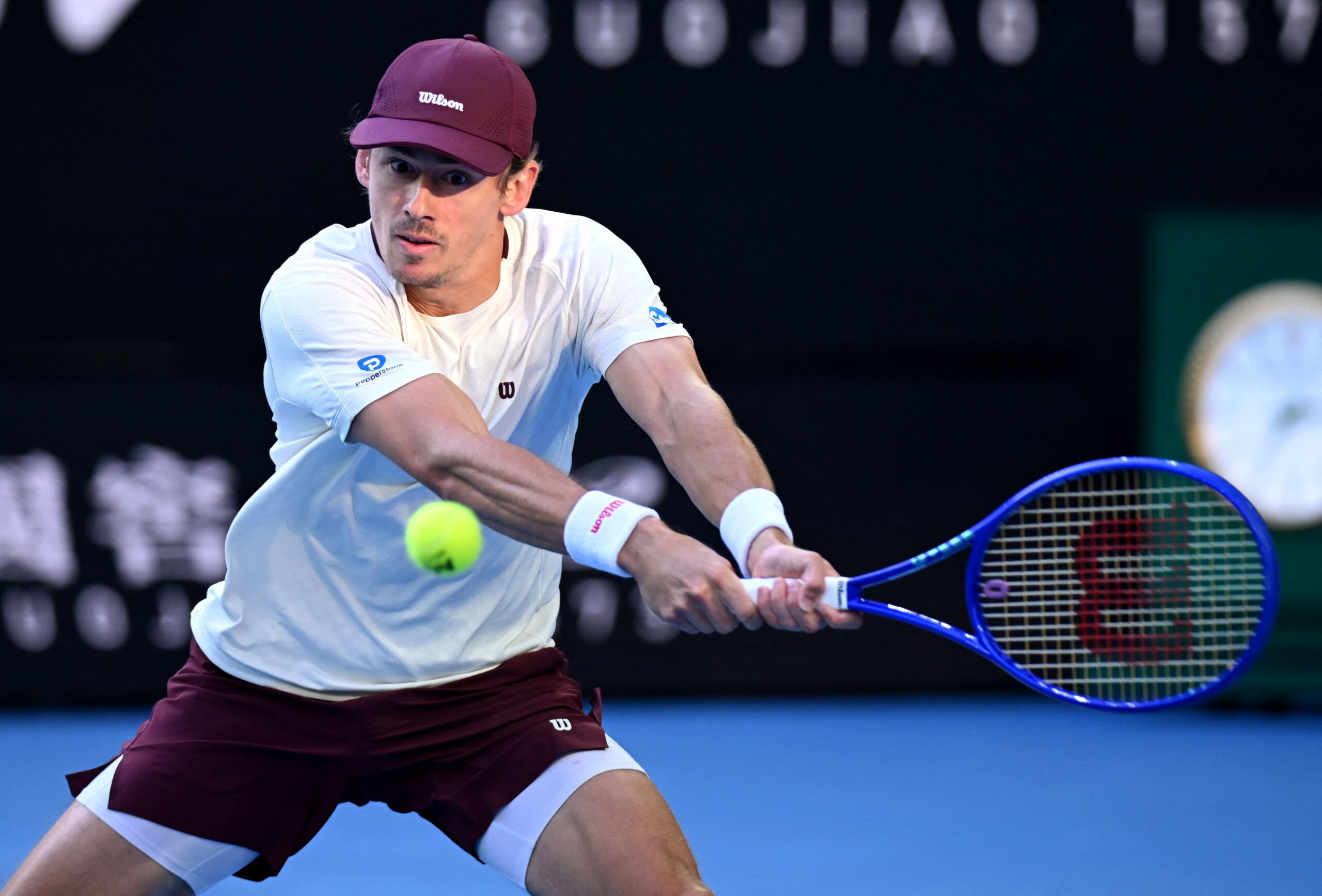 de minaur slår en backhand