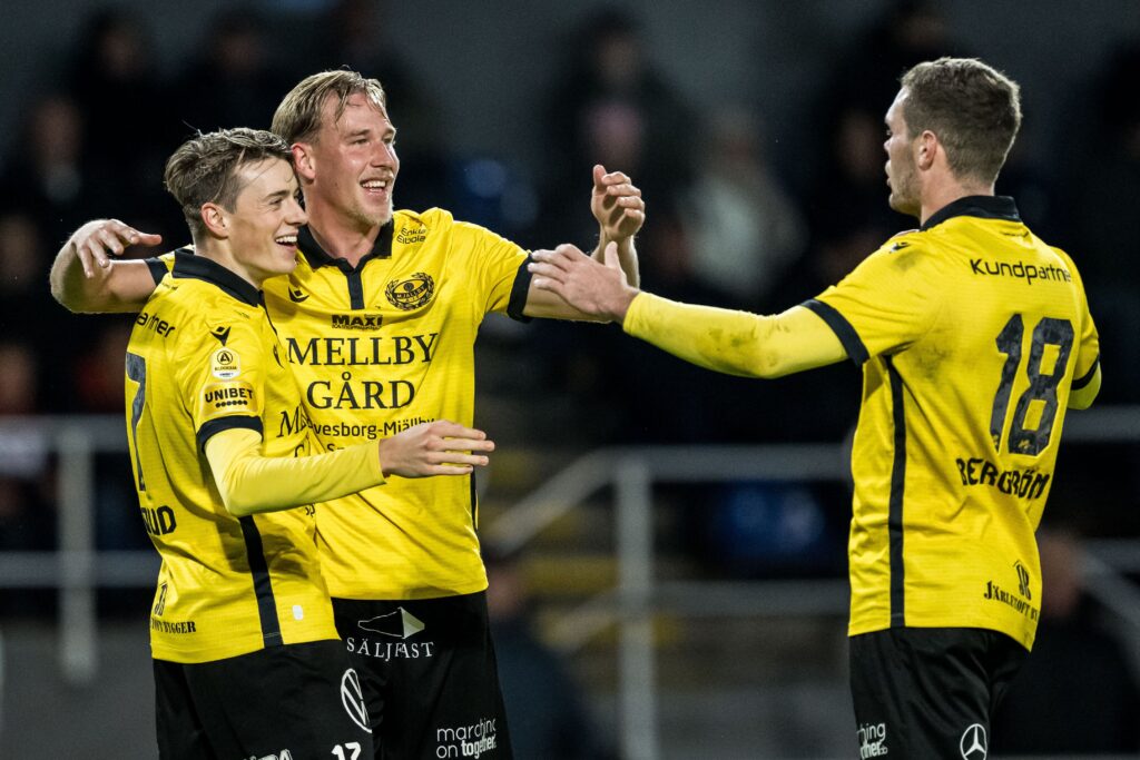 Mjällby spelare firar mål