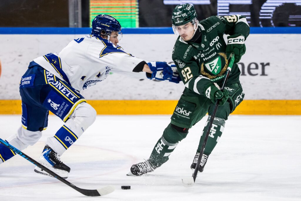 Duell mellan Färjestad och Leksand spelare