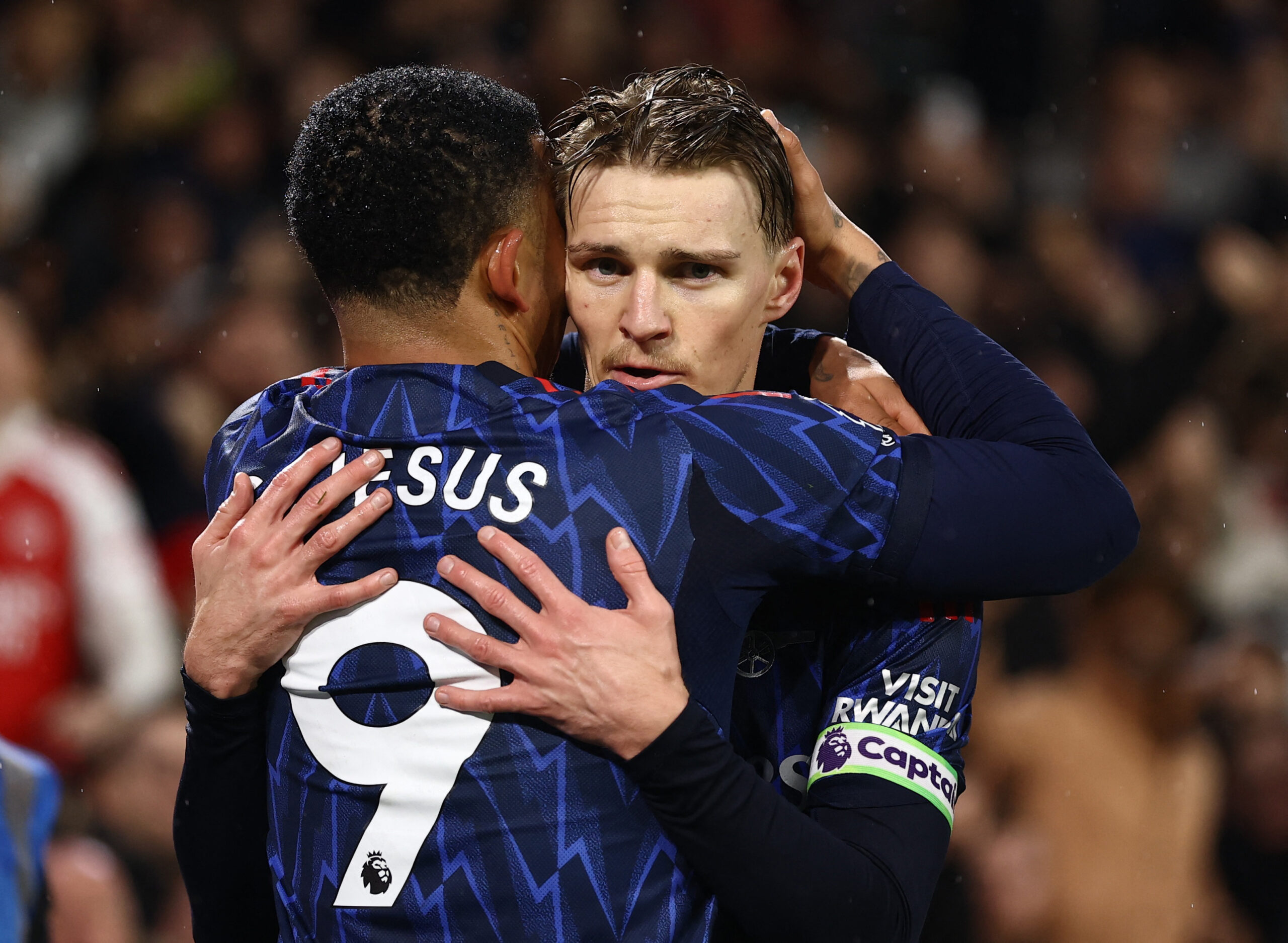 Gabriel Jesus och Martin Ödegaard kramar om varandra