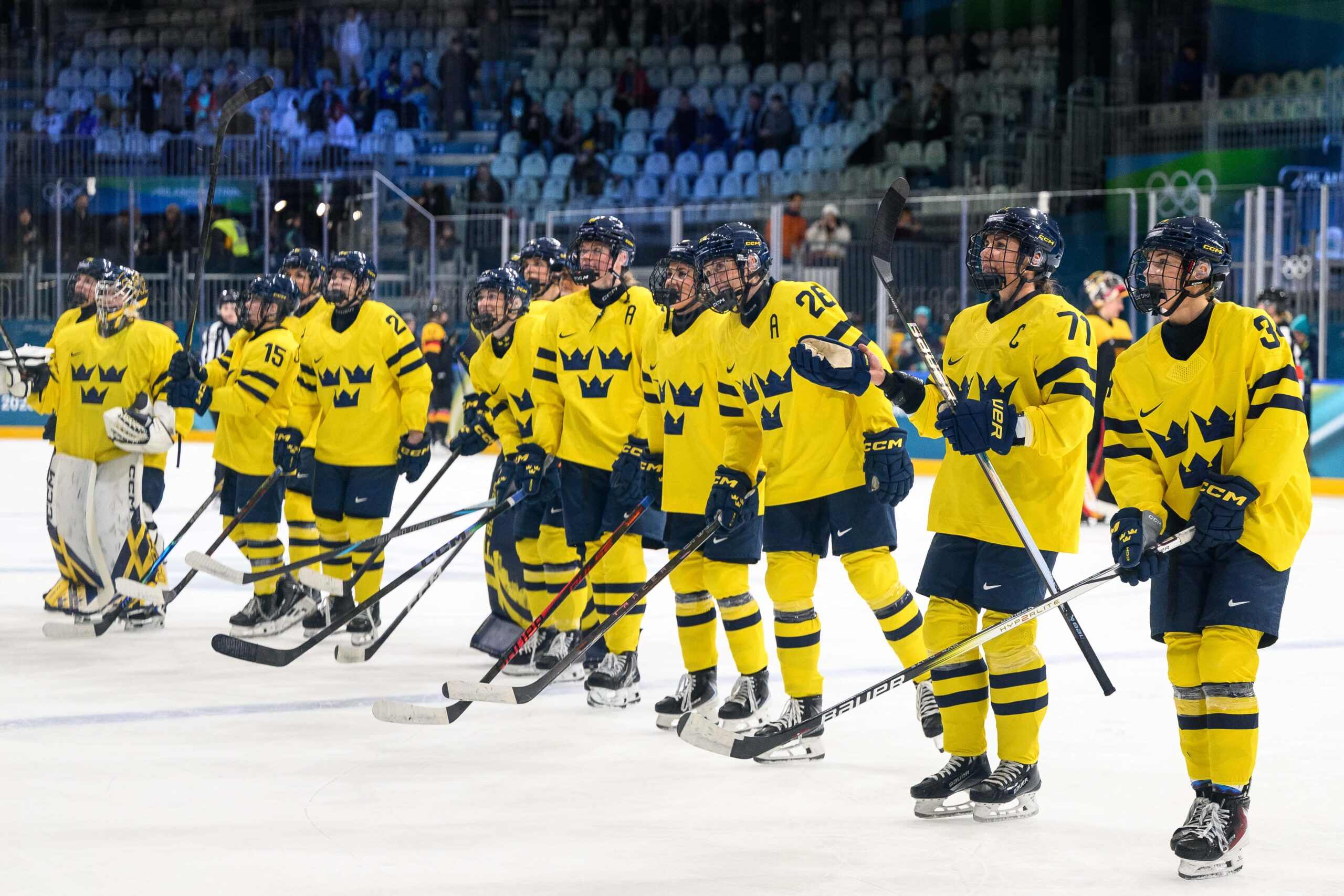 svenska spelare på isen tackar för matchen