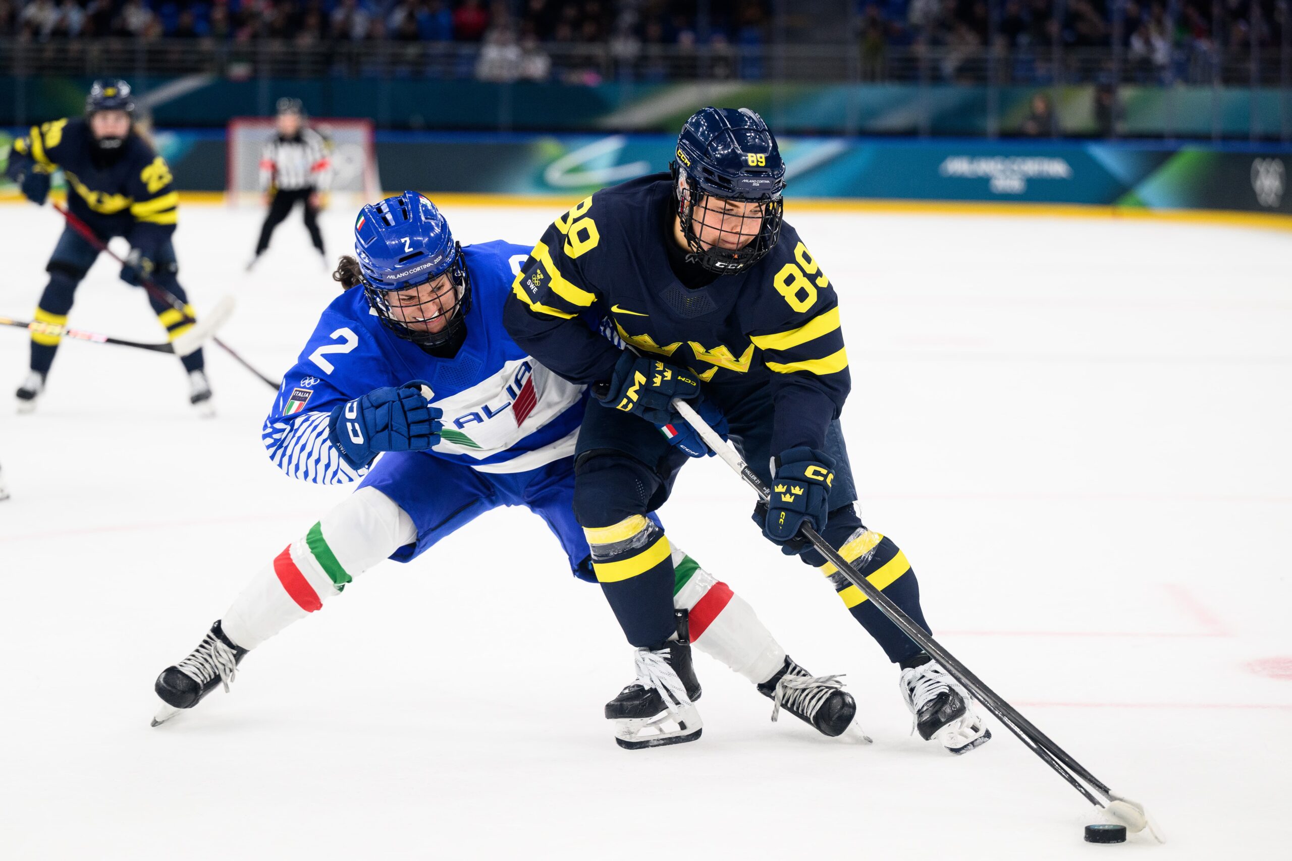 svensk spelare i närkamp med italiensk spelare
