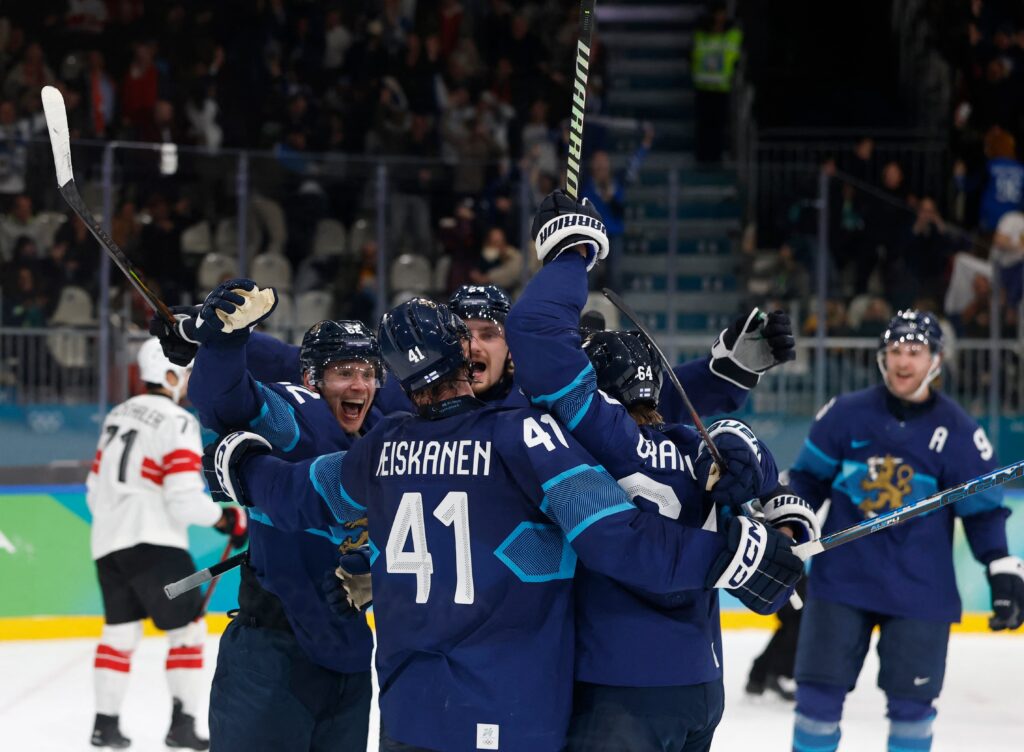 Finska spelare firar vinsten mot Schweiz