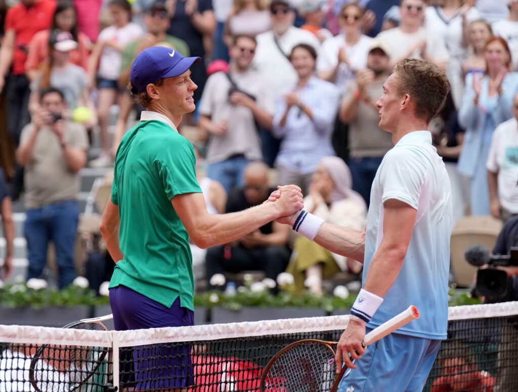 Jiri Lehecka och Jannik Sinner tackar varandra efter matchen