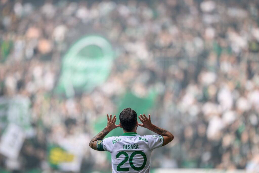 Nahir Besara firar med fansen
