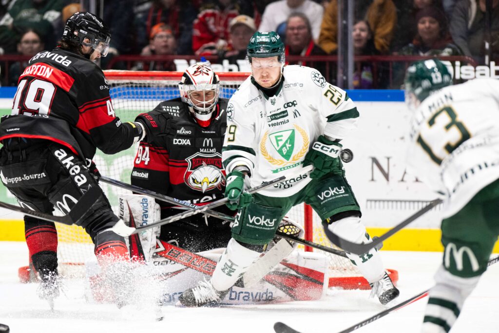 Färjestad spelare skjuter skott mot Malmös målvakt