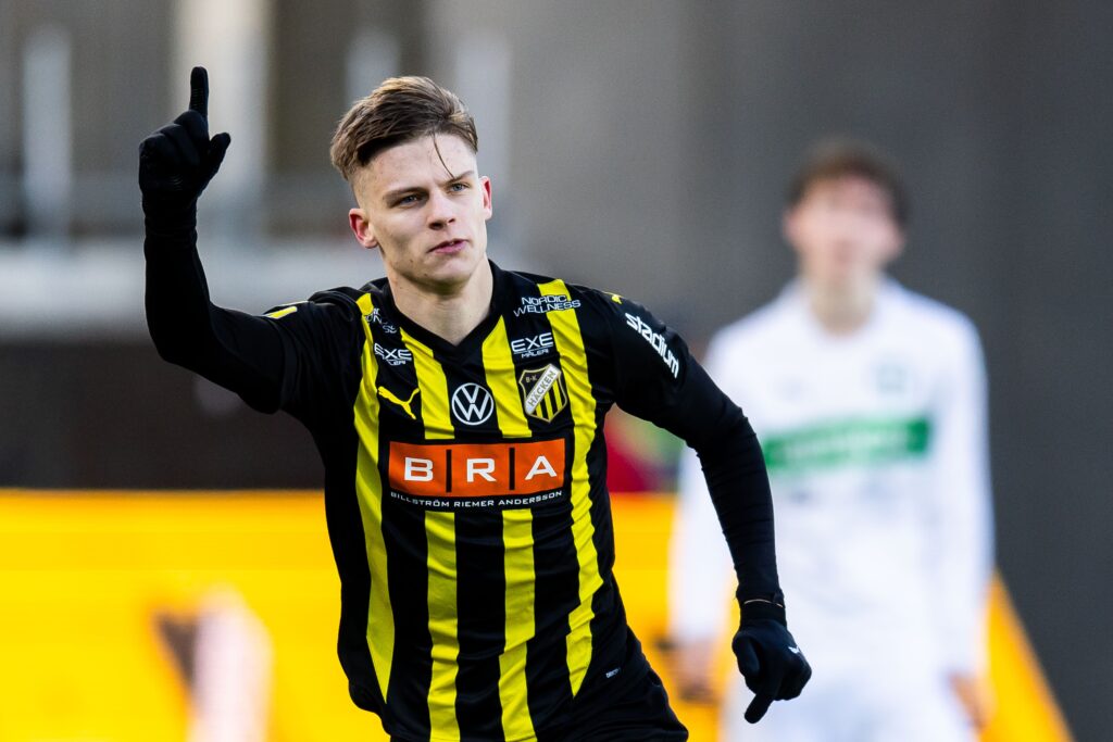 Adrian Svanbäck firar sitt mål