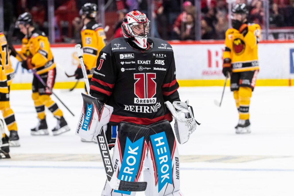 En besviken Jhonas Enroth på isen