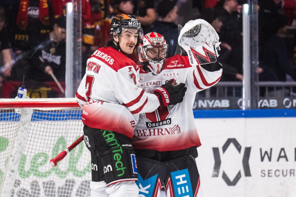 Luke Martin och målvakt Jhonas Enroth jublar efter åttondelsfinal två i SHL