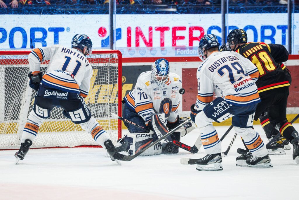 Växjös målvakt Adam Åhman under kvartsfinal fyra i SHL mellan Brynäs och Växjö