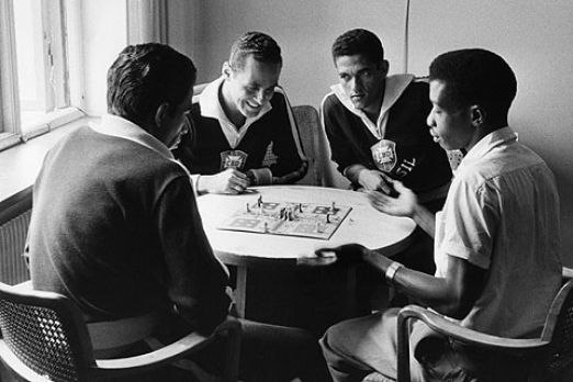 Vava, Gilmar, Garrincha och Moseir spelar Fia på Hindås Turisthotell under VM 1958