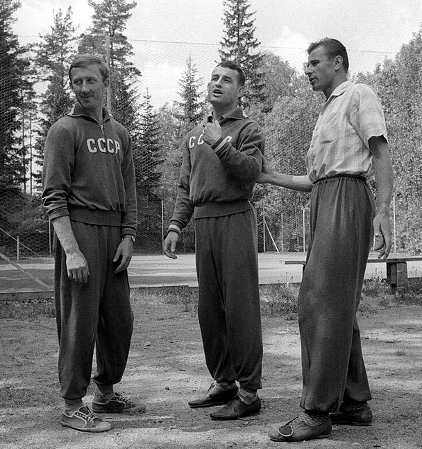 Igor Netto, Sergei Salnikov och Lev Jasjin i Sovjetunionens trupp under VM 1958