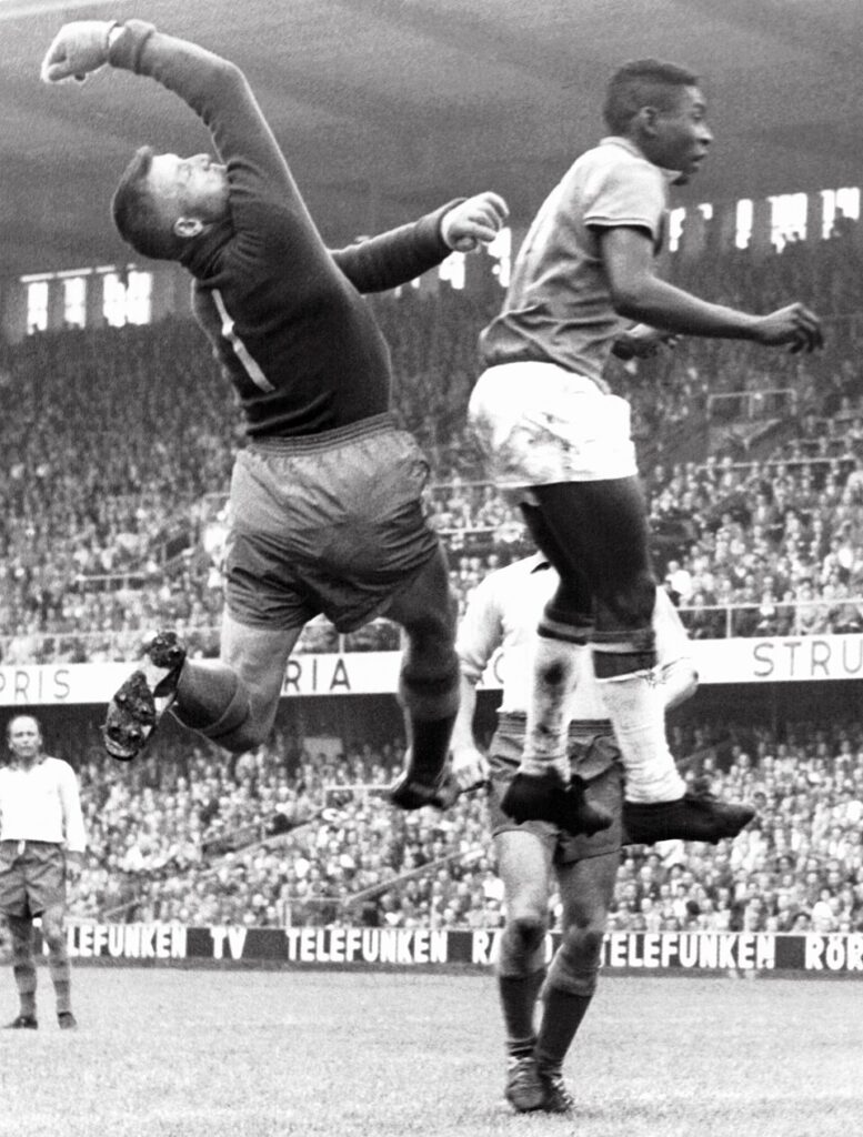 Sveriges målvakt Kalle Svensson i duell med Brasiliens Pelé i VM-finalen på Råsunda 1958