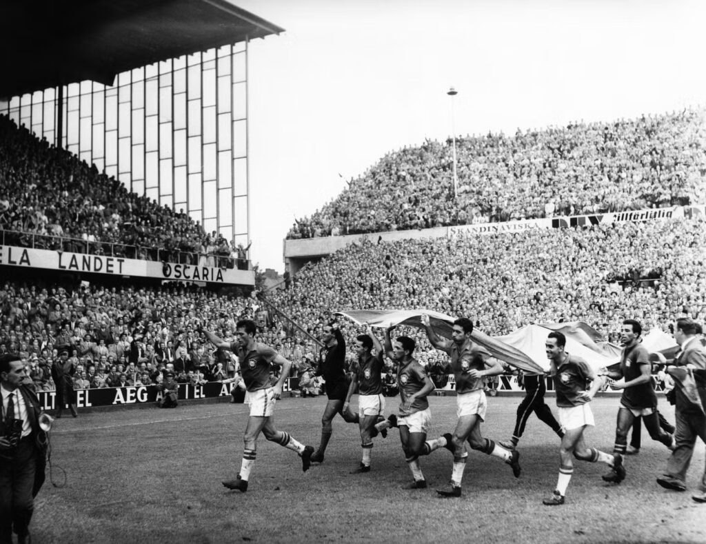 Brasilianska spelare firar sitt första VM-guld 1958 i Sverige