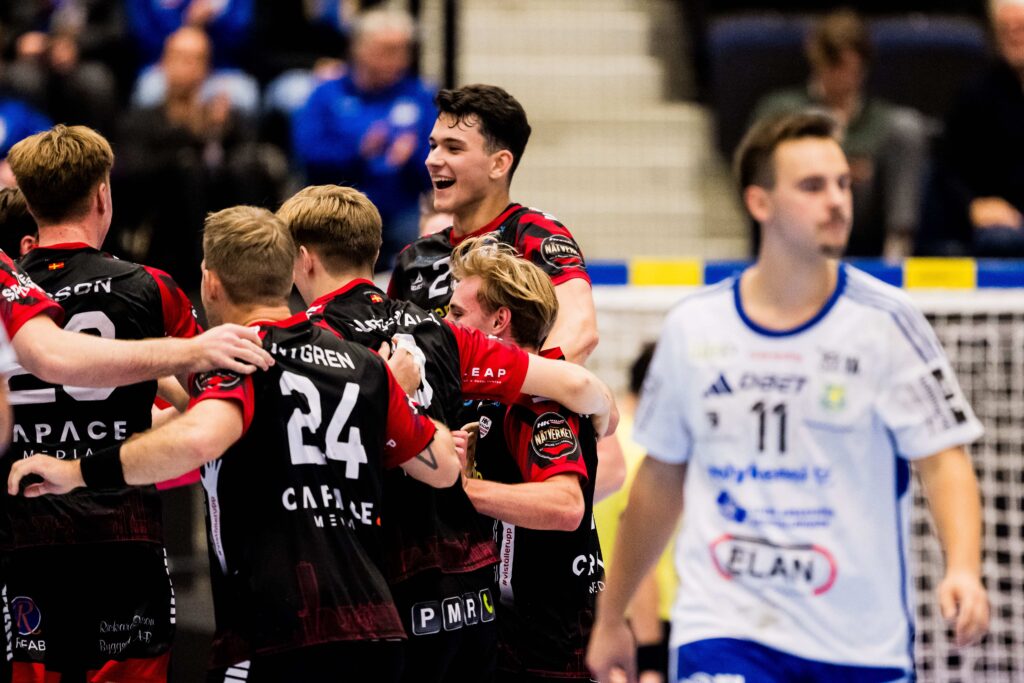 HK Malmös Nikola Roganovic jublar efter handbollsmatchen i Handbollsligan herr mellan Ystad IF och HK Malmö