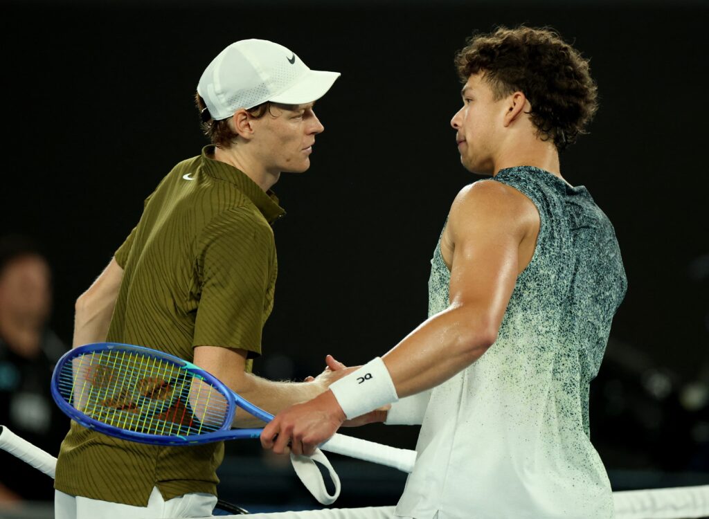 Ben Shelton och Jannik Sinner tackar varandra efter matchen