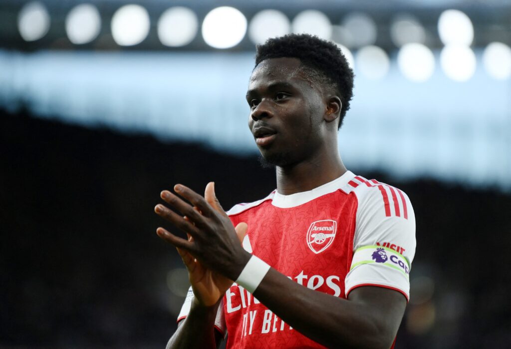 Bukayo Saka klappar händerna