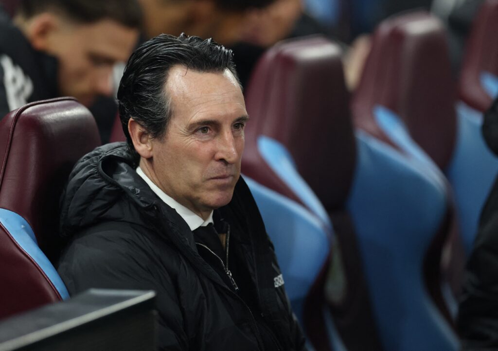 Unai Emery spanar in sitt lag från bänken