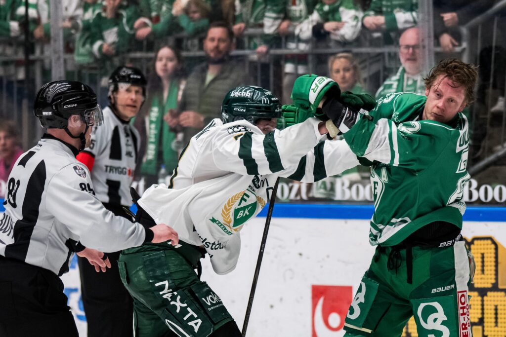 Färjestads Linus Johansson och Rögles Fredrik Olofsson i bråk under kvartsfinal fem i SHL mellan Rögle och Färjestad