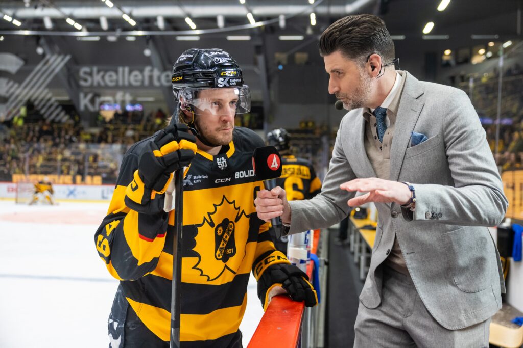 Skellefteås Jonathan Pudas intervjuas av TV4 inför semifinal ett i SHL mellan Skellefteå och Luleå