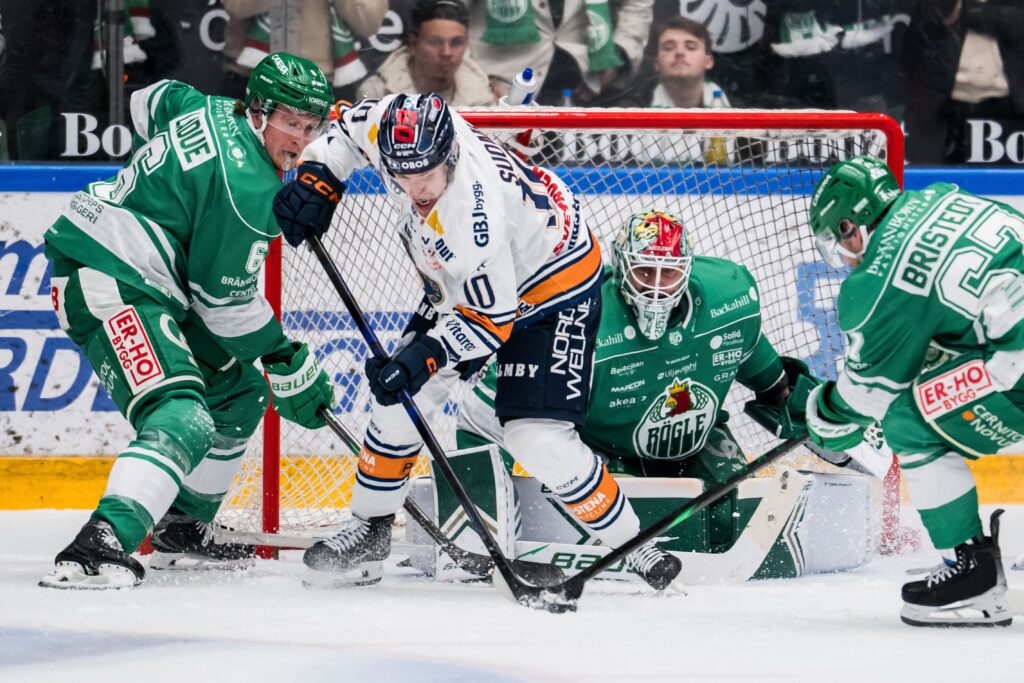 Växjös Eemeli Suomi och Rögles målvakt Arvid Holm under semifinal fyra i SHL mellan Rögle och Växjö den
